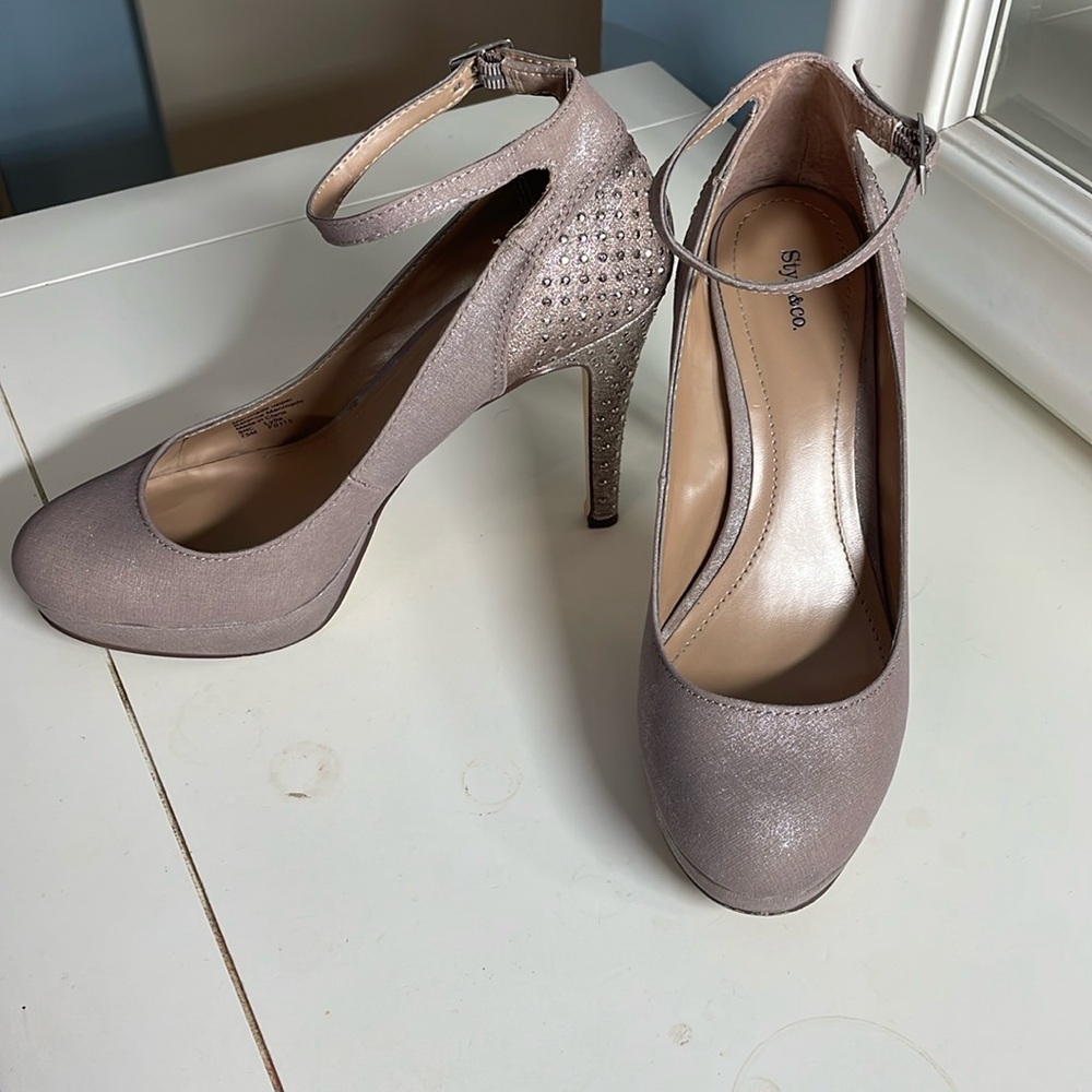 STYLE & CO. Lylla platform heels in pewter color, rhinestone heels. Size 7.5M.